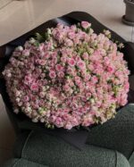 Нежно-розовые кустовые розы люкс — 69 шт.