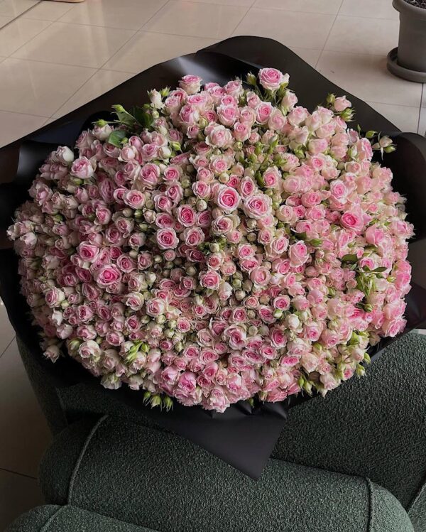 Нежно-розовые кустовые розы люкс — 69 шт.